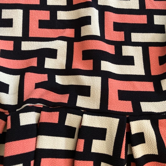 Geometric Patterned Dress with pockets - Picture 3 of 4